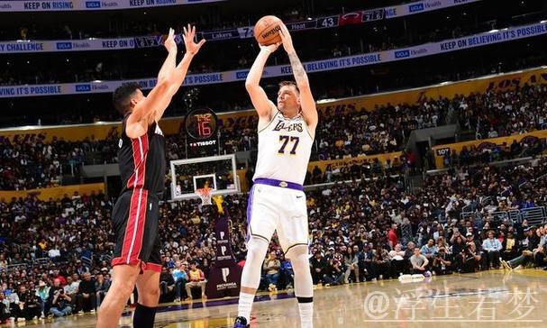 东契奇妙传助攻 海斯空接炸筐